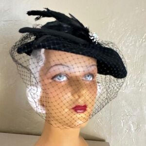 SUPERB 1940's BL;ACK FELT HAT WITH IRIDESCENT FEATHERS, VEIL AND JEWEL BROOCH